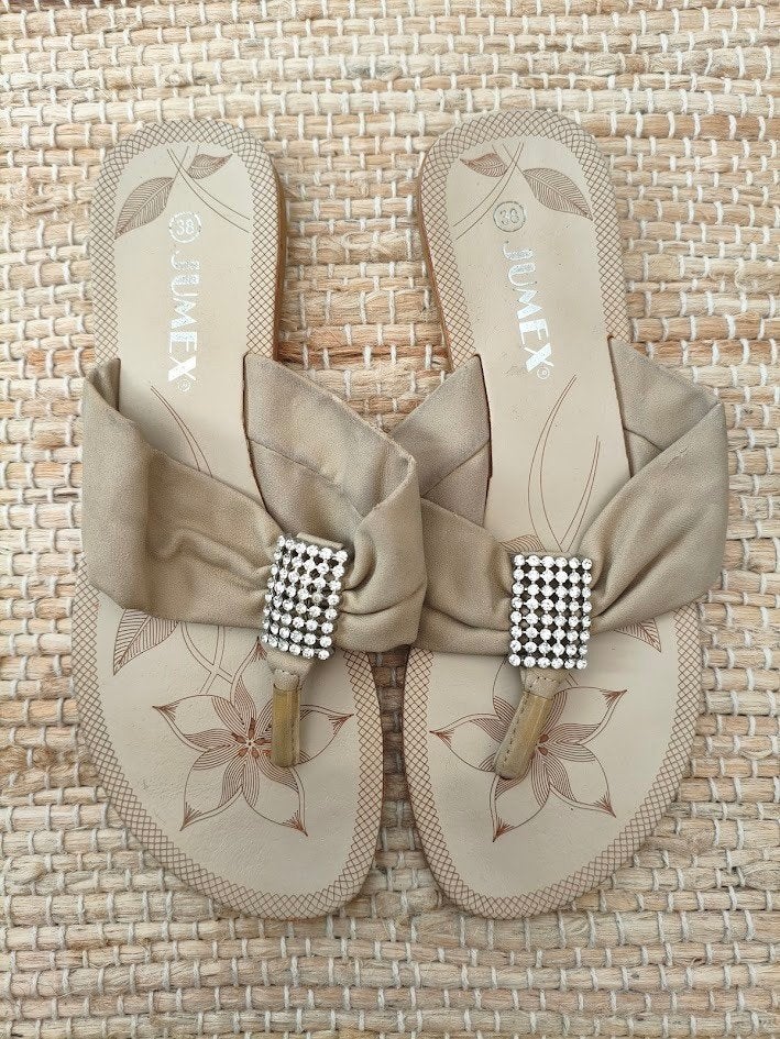 Jumex crème kleurige dames teenslippers met bling motief, Slippers, Beige, Ophalen of Verzenden, Zo goed als nieuw