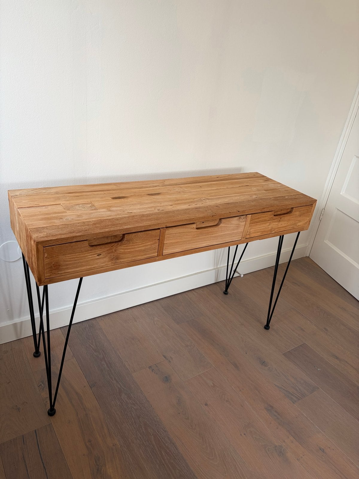 Houten sidetable met 3 lades en hairpin poten, Ophalen, Gebruikt, 100 tot 150 cm, 25 tot 50 cm