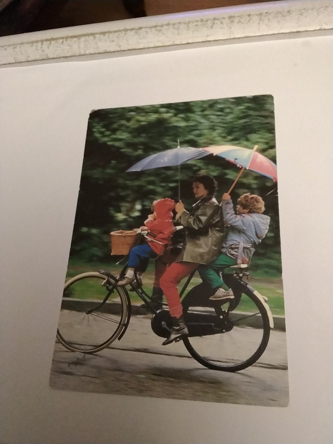 kaart: Moeder met kinderen op de fiets Jan Smit 1984, Ophalen of Verzenden