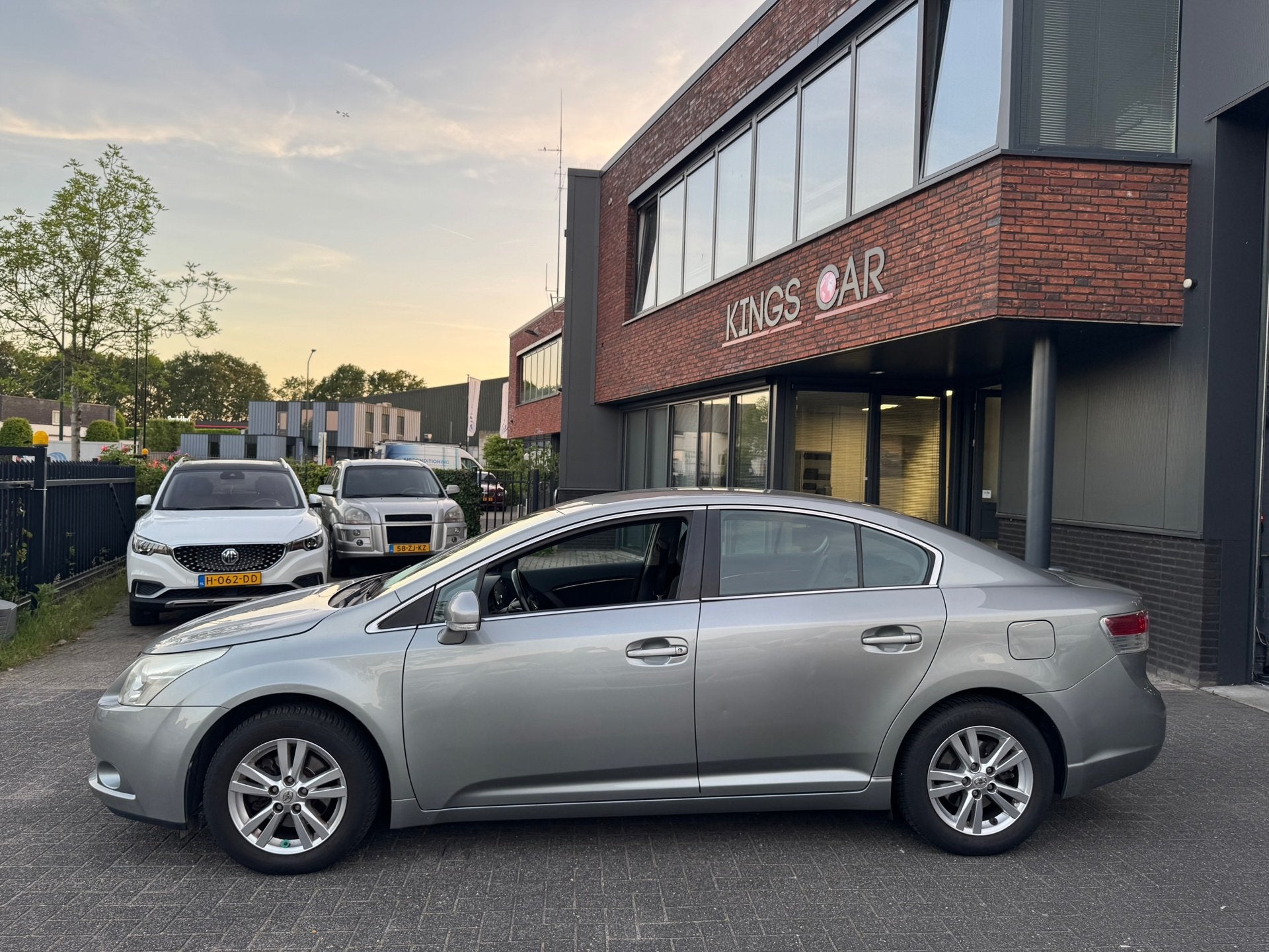 Toyota Avensis 1.8 VVTi Dynamic CLIMA CRUISE DEALER ONDERHOU, Auto's, Toyota, Voorwielaandrijving, Dealer onderhouden, 15 km/l