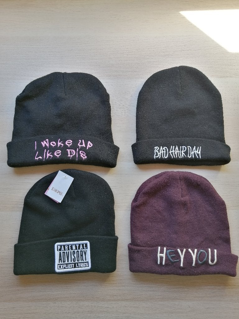 Beanies / Mutsen met Tekst - Set van 4, Kleding | Dames, Mutsen, Sjaals en Handschoenen, Verzenden, Nieuw, Maat 36 (S), Dame