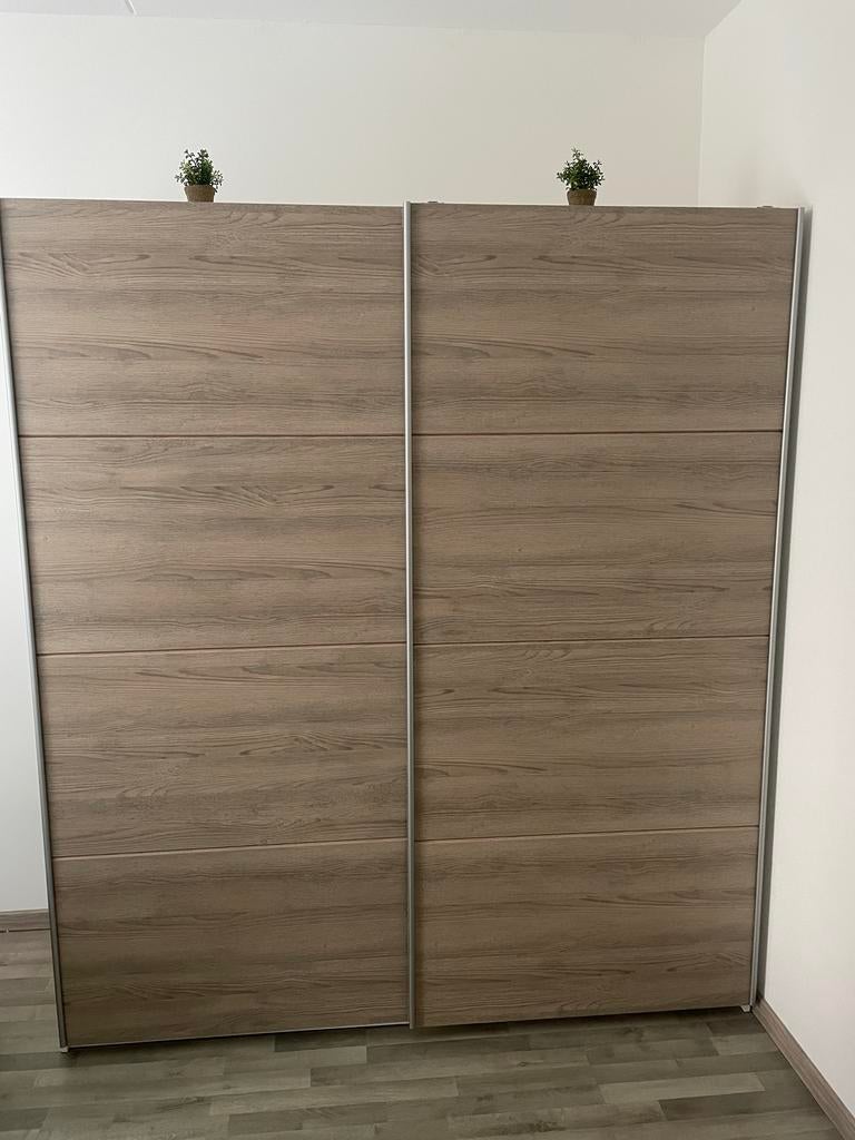 Ruime kledingkast met schuifdeuren - In nieuwstaat!!!, Huis en Inrichting, Kasten | Roldeurkasten en Archiefkasten, Ophalen, 200 cm of meer