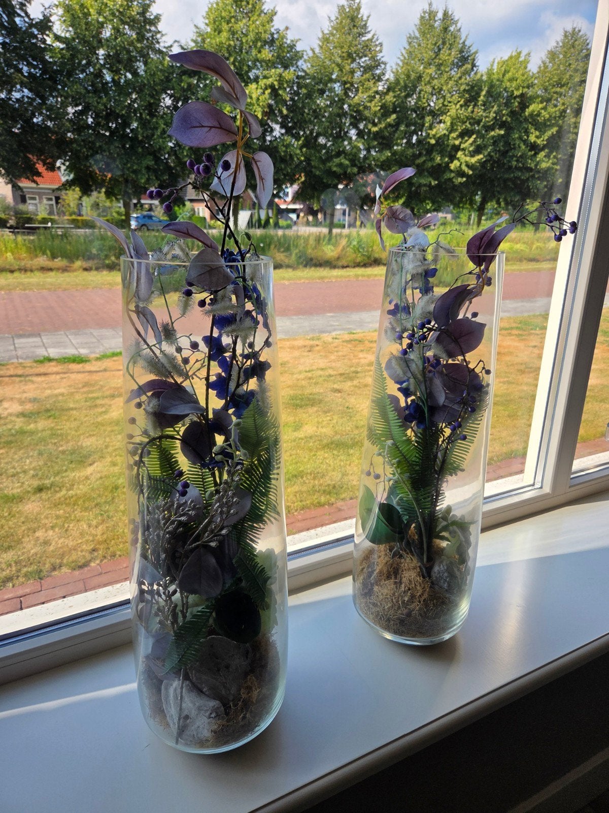 Set van 2 glazen vazen met kunstbloemen, Huis en Inrichting, Meerkleurig, Inclusief decoratie, Ophalen of Verzenden, Glas