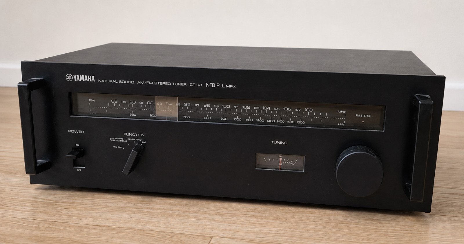 Yamaha Natural Sound AM/FM Stereo Tuner CT-V1 - 5 Watt, Ophalen of Verzenden, Gebruikt, Analoog
