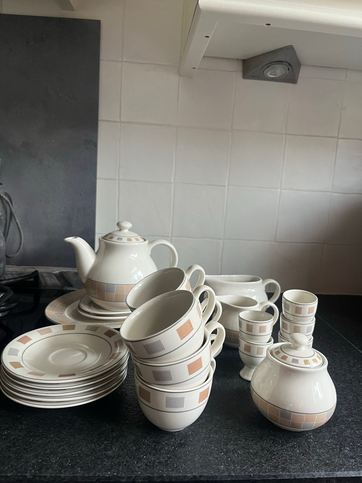 Vintage servies set - theepot, kopjes, schotels, suikerpot, Huis en Inrichting, Keuken | Servies, Gebruikt, Keramiek, Vintage