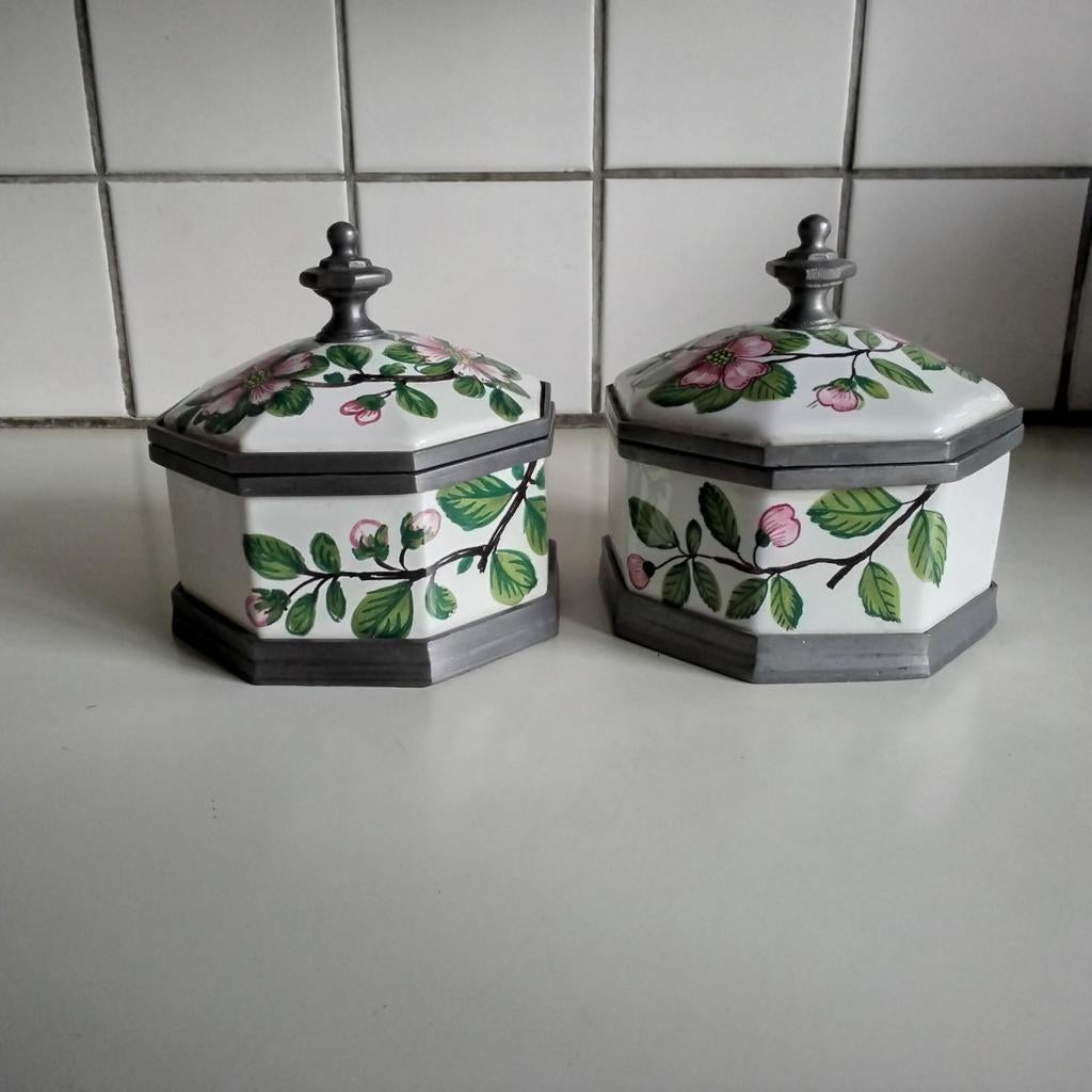 2 Italiaanse  aardewerk potjes met tinnen ornamenten, Ophalen of Verzenden