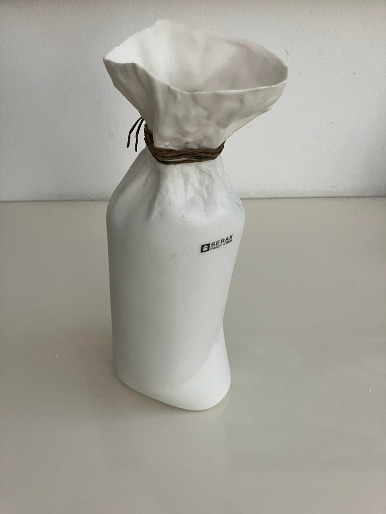 Serax kreukel zak vaas wit biscuit porselein hoogte 24cm, Wit, Aardewerk of Porselein, Ophalen of Verzenden, Zo goed als nieuw