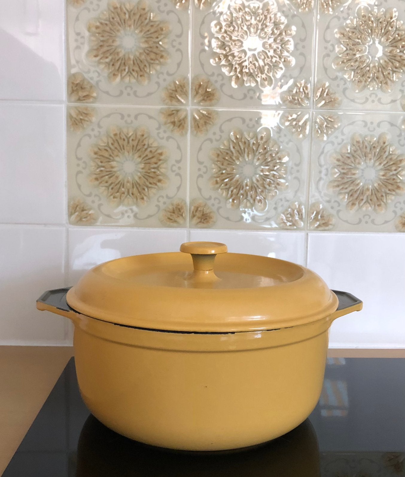 Gietijzeren Staub pan rond 24 cm okergeel, Ophalen of Verzenden, Zo goed als nieuw, Gietijzer