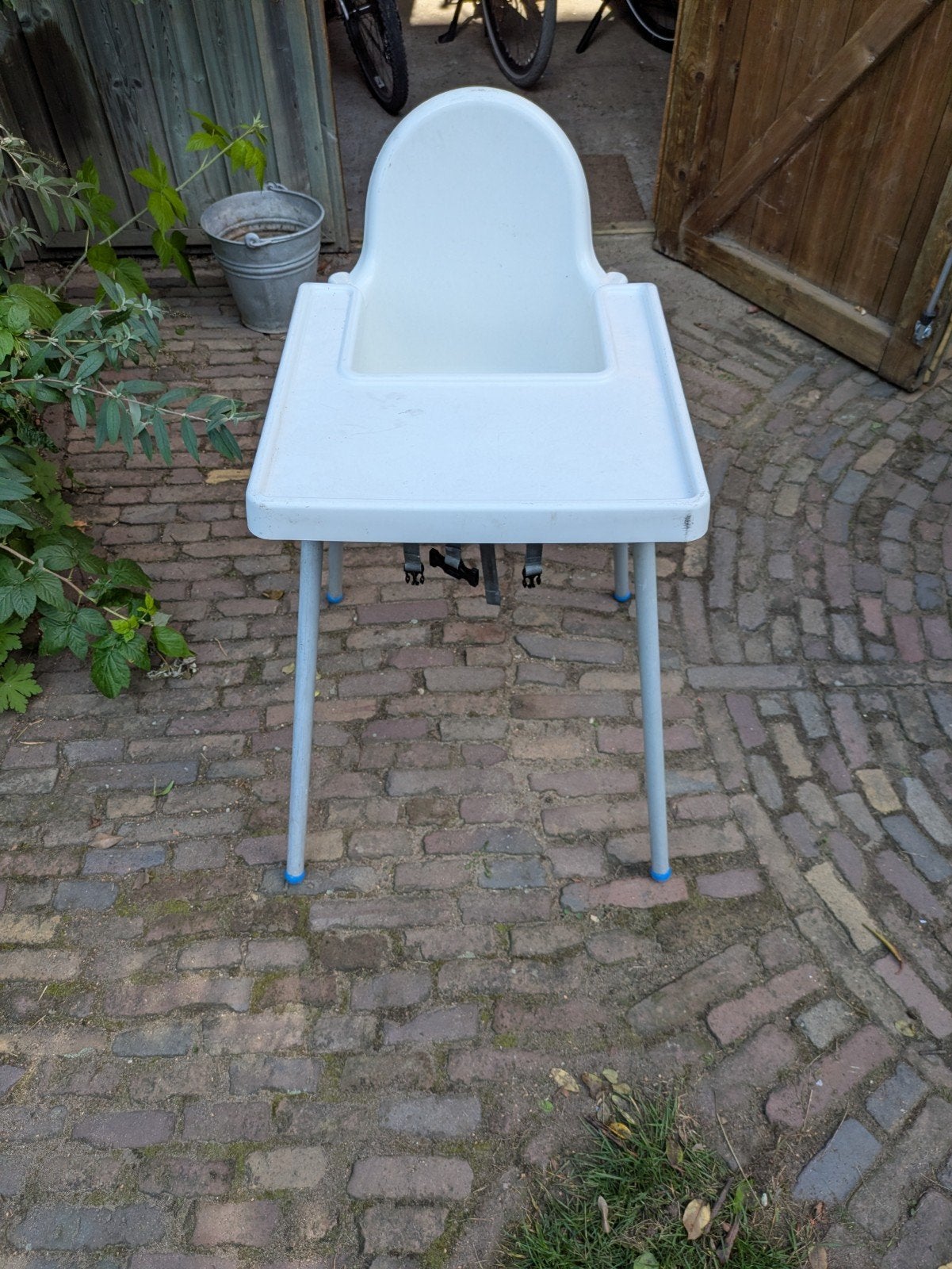 Witte kinderstoel met afneembaar eetblad en gordel, Kinderen en Baby's, Ophalen, Gebruikt, Overige typen, Afneembaar eetblad