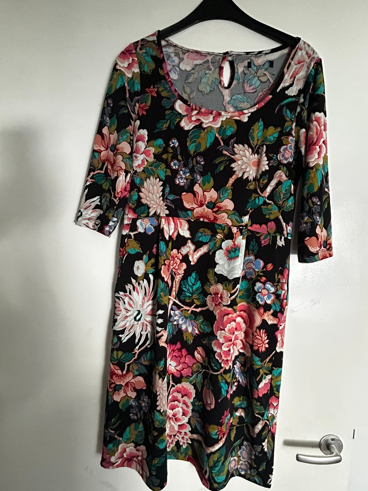 Jurk King louie maat m zwart met bloemen, Maat 38/40 (M), Meerkleurig, Ophalen of Verzenden, Zo goed als nieuw