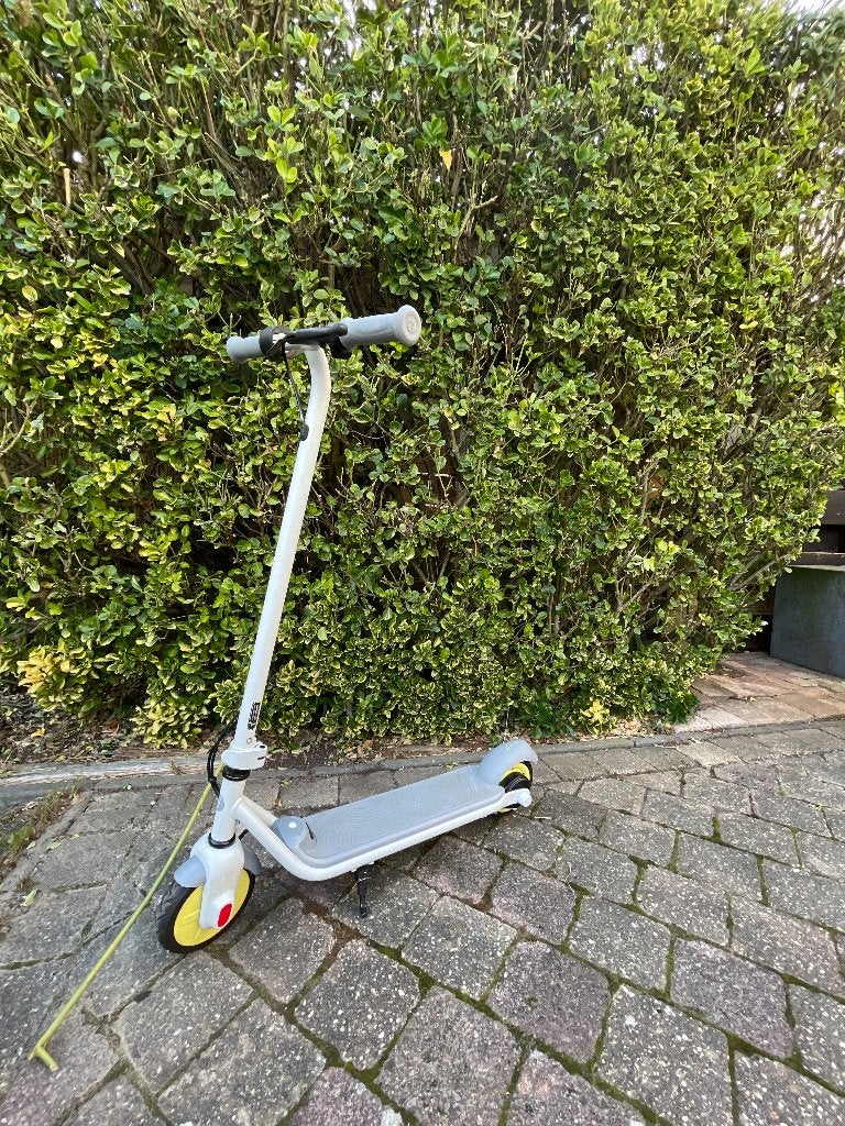 Ninebot step speciaal voor kinderen! Met oplader, Fietsen en Brommers, Ophalen of Verzenden, Zo goed als nieuw, Elektrische step (E-scooter)
