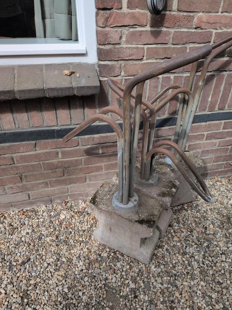 3 oerdegelijke fietsenstandaarden, fietsenrek, Ophalen
