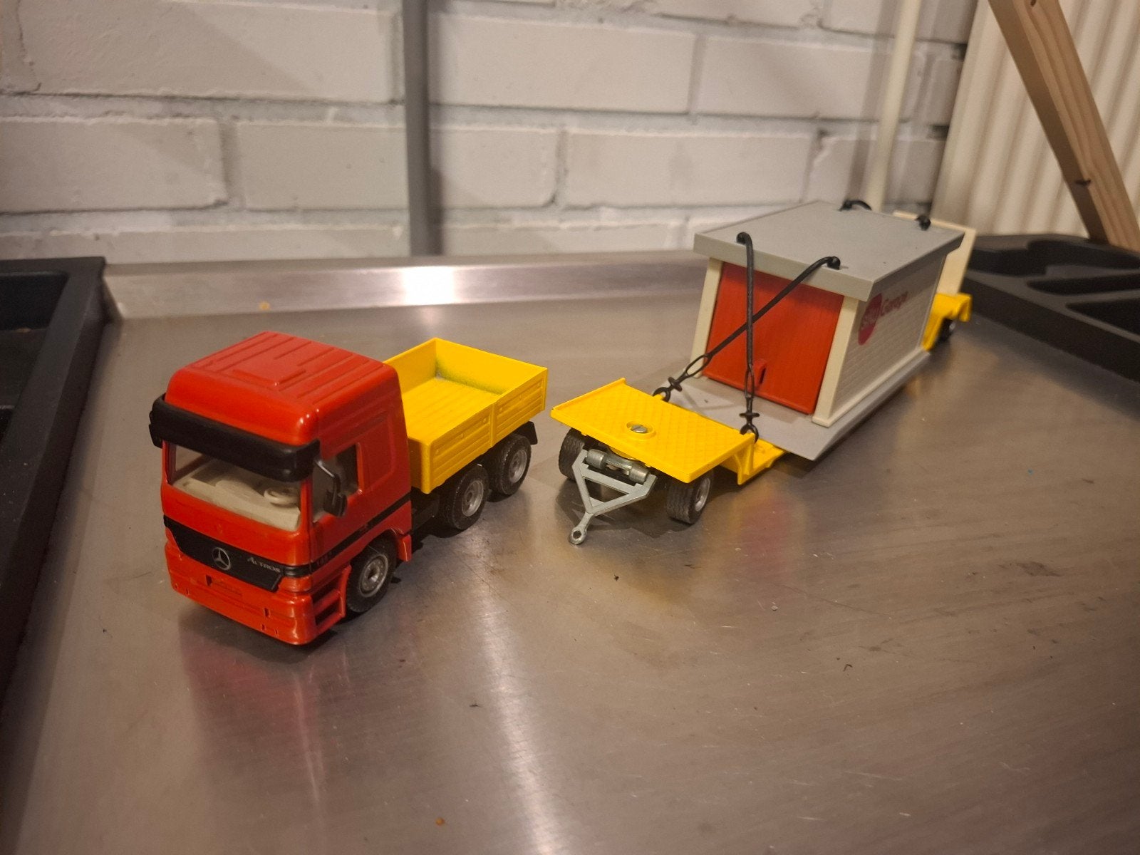 Siku Mercedes met garage transport, Ophalen of Verzenden, Gebruikt