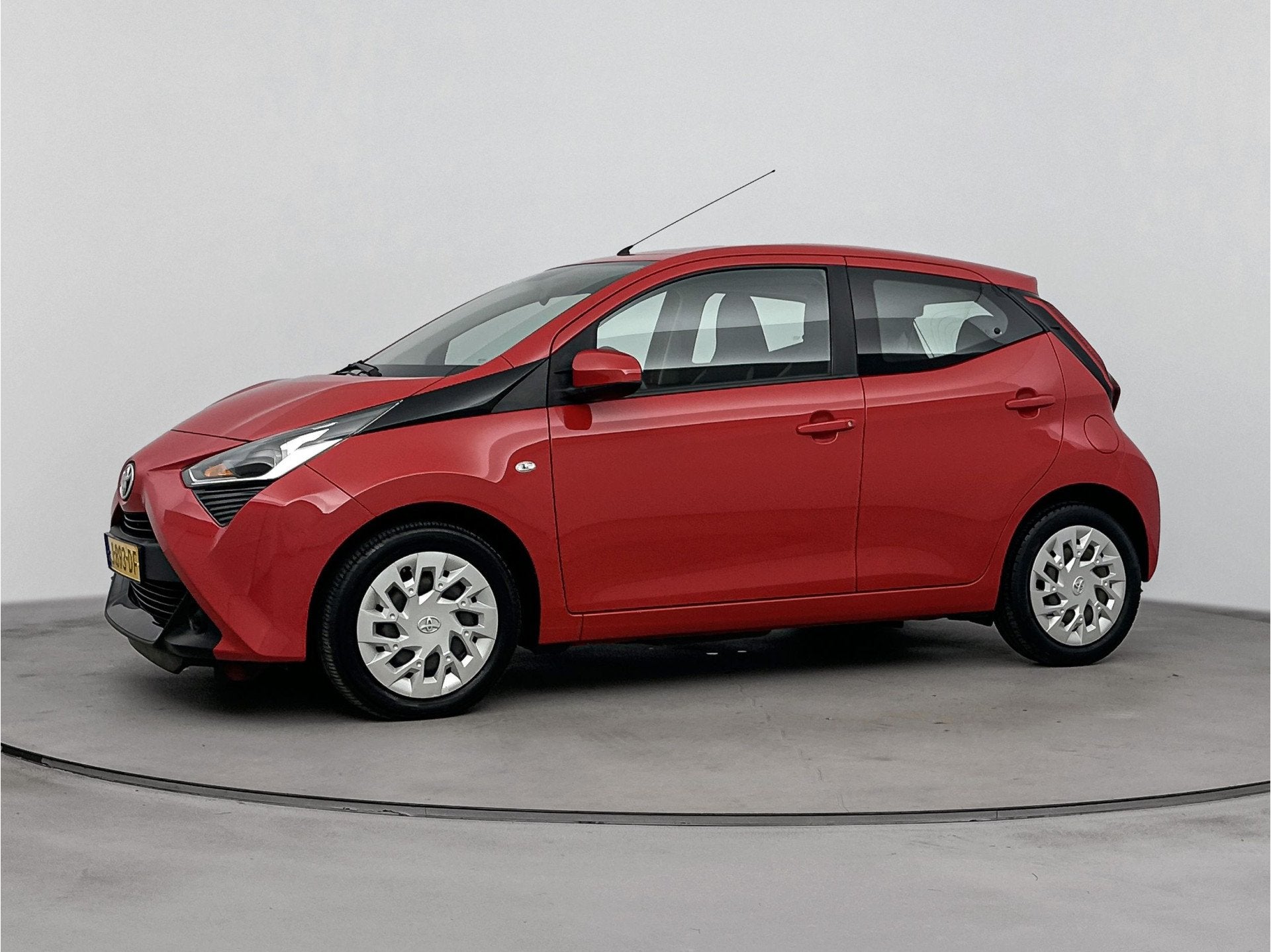 Toyota Aygo 1.0 VVT-i x-play | Apple Carplay / Android Auto, Voorwielaandrijving, Stof, Gebruikt, 4 stoelen