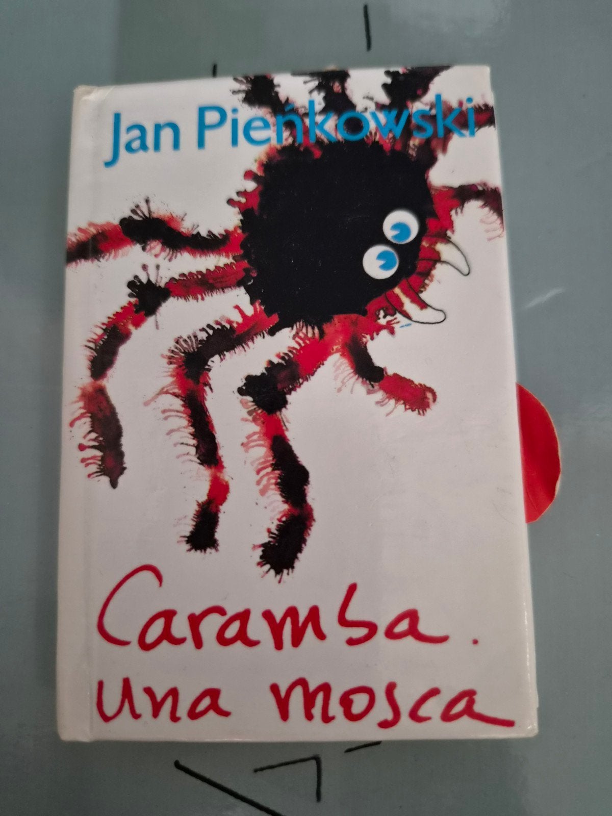 Caramba, una mosca - Jan Pienkowski (Pop-up boek), 3 tot 4 jaar, Ophalen of Verzenden, Zo goed als nieuw, Uitklap-, Voel- of Ontdekboek