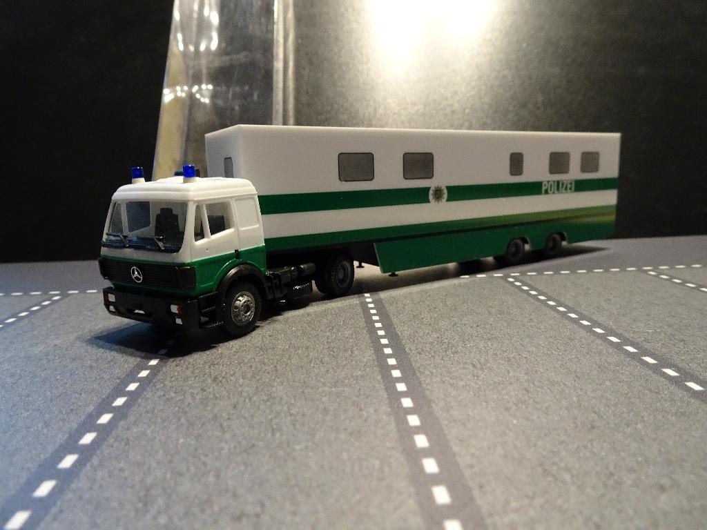732 herpa mercedes sk 2-as oplegger polizei 1:87 truck trein, Hobby en Vrije tijd, Modelauto's | 1:87, Ophalen of Verzenden, Zo goed als nieuw