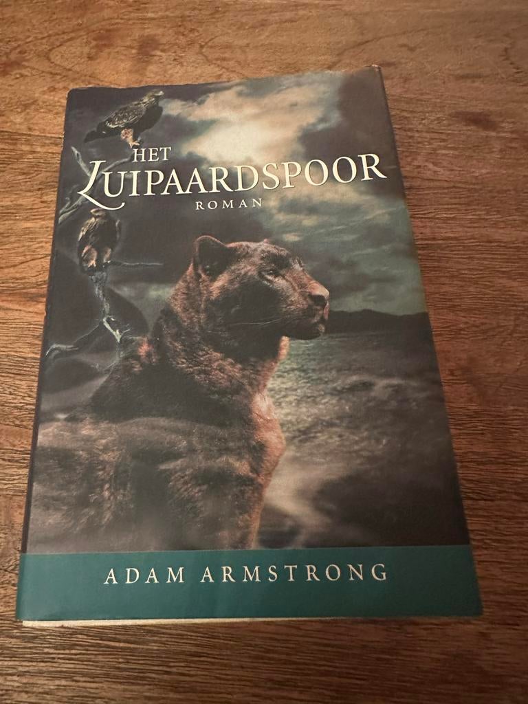 Het Luipaardspoor - Adam Armstrong (Roman), Boeken, Ophalen of Verzenden, Gelezen, Europa overig