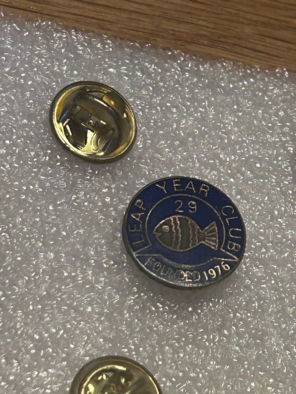 Vintage Leap Year Club 1976 pin met Vis, Ophalen of Verzenden, Gebruikt, Overige onderwerpen, Speldje of Pin