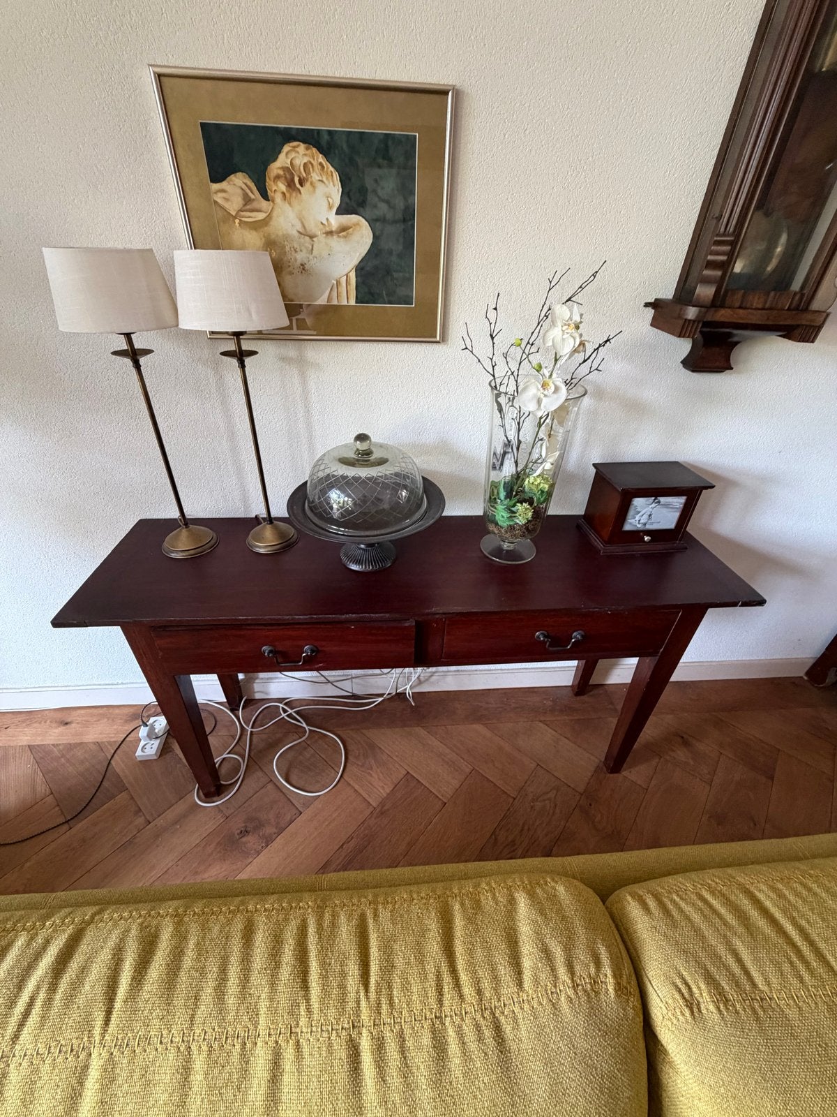 Klassieke houten sidetable met twee lades, Ophalen
