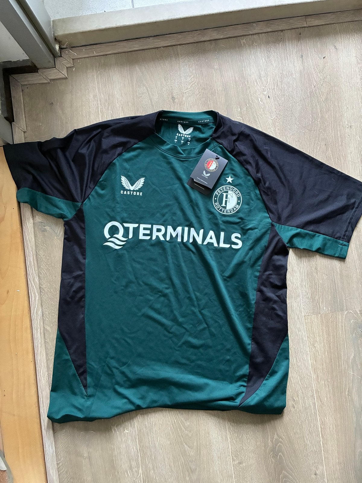 Feyenoord shirt 25/26 training- Maat M - Nieuw met kaartjes, Maat 48/50 (M), Nieuw, Ophalen of Verzenden, Voetbal