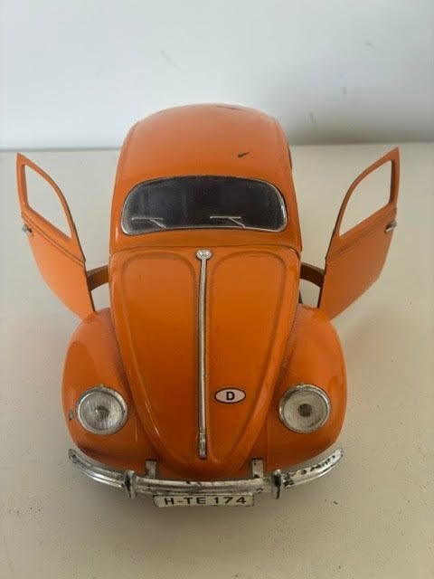 VW COCCINELLE SCHAAL 1:17 MERK SOLIDO Oranje, Hobby en Vrije tijd, Modelauto's | 1:18, Ophalen of Verzenden, Gebruikt, Solido