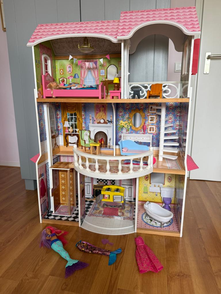 Groot Poppenhuis met Meubels en Barbies, Ophalen, Gebruikt, Poppenhuis