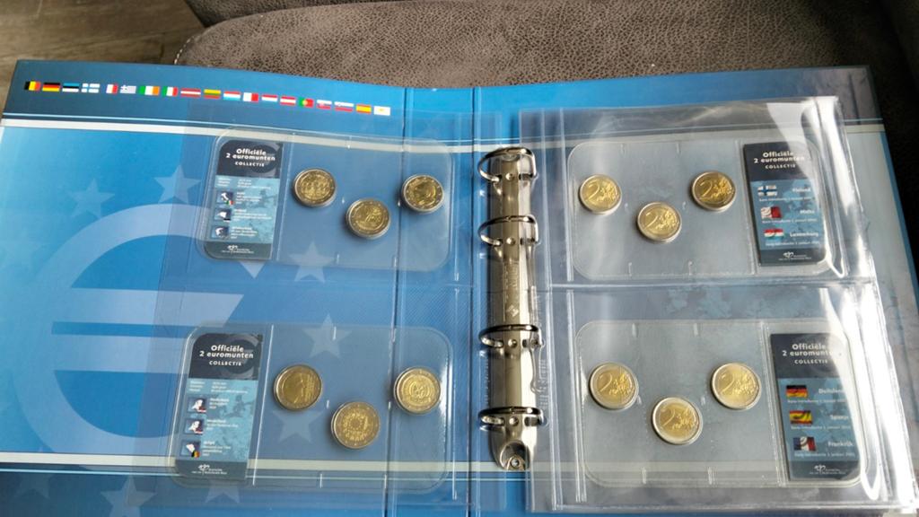 KNM Officiële 2 Euro Herdenkingsmunten + Luxe Verzamelmap, Ophalen of Verzenden, Overige landen, Overige waardes