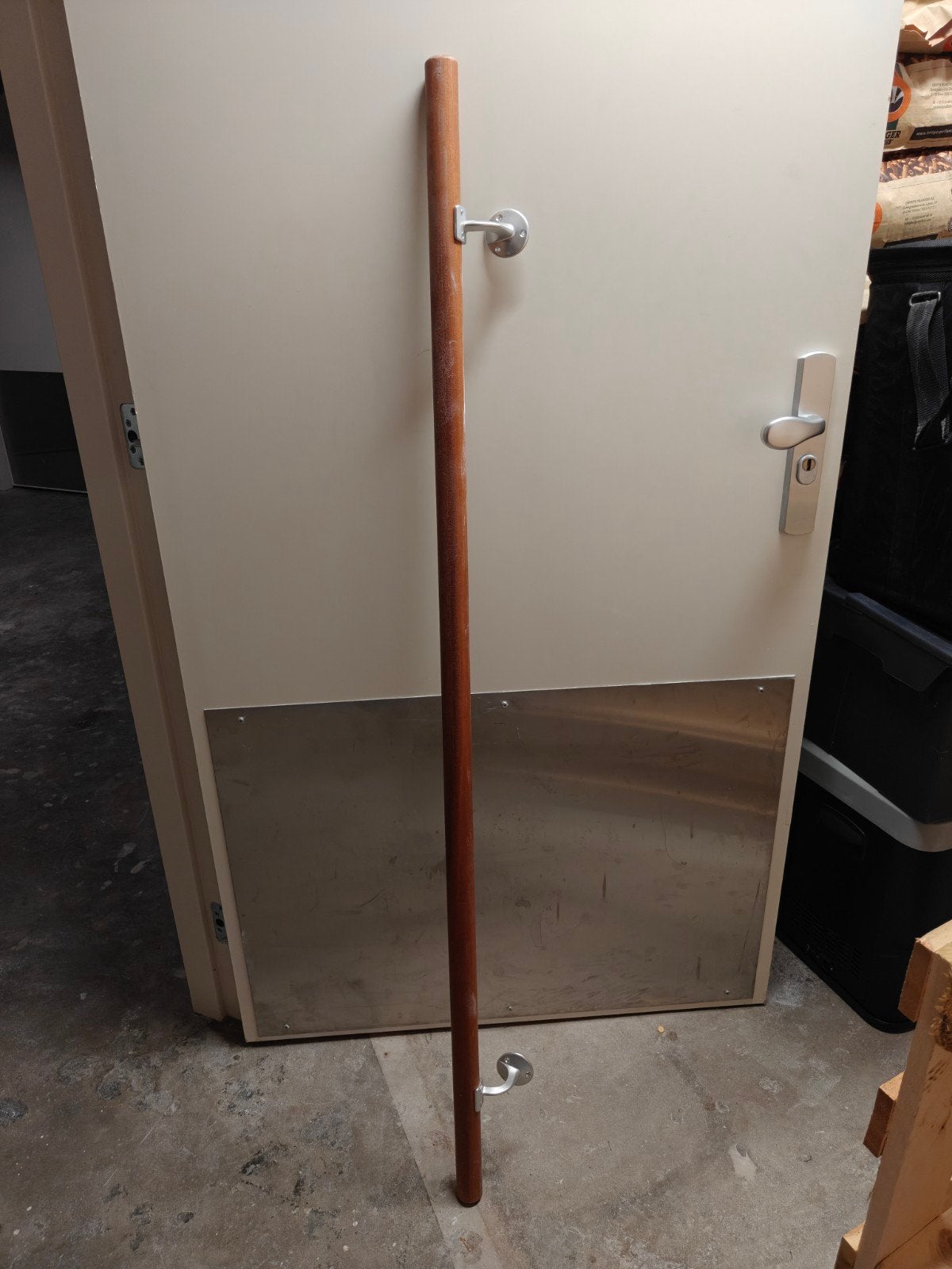 Houten trapleuning 150 cm met RVS beugels, Ophalen, Zo goed als nieuw