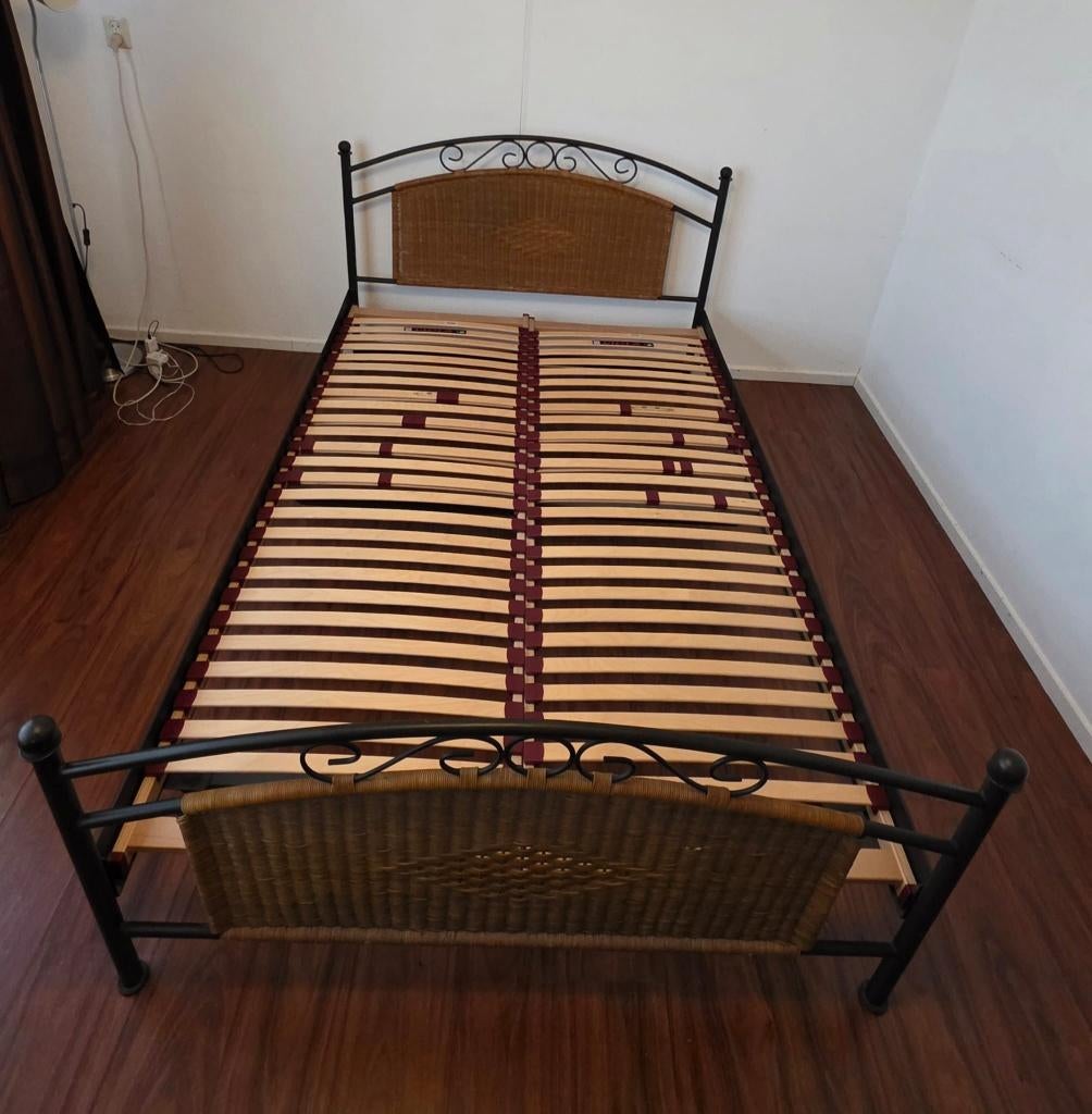 Tweepersoonsbed frame rotan/ ijzer en lattenbodem € 100,00, Ophalen, Gebruikt, Bruin, Tweepersoons