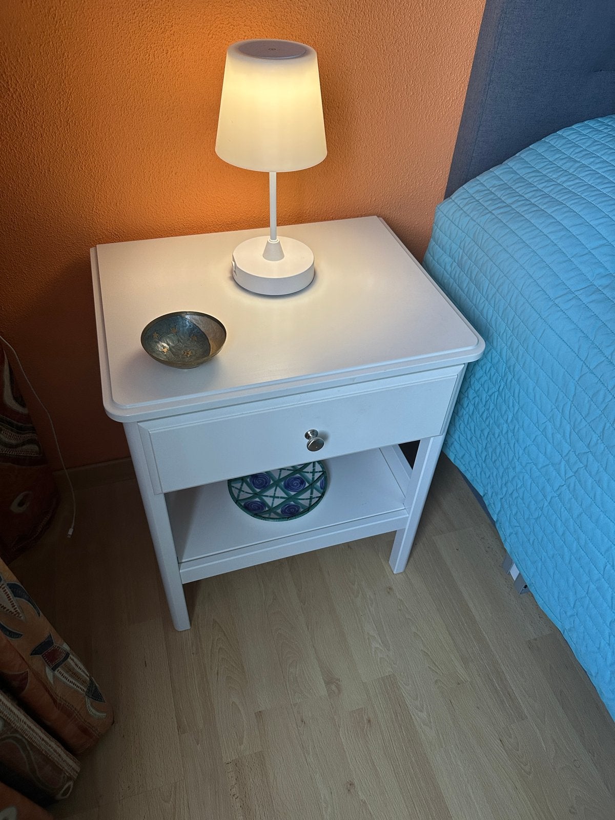 2 witte nachtkastjes met lade en plank, Ophalen, Gebruikt, 55 tot 70 cm, 45 tot 65 cm