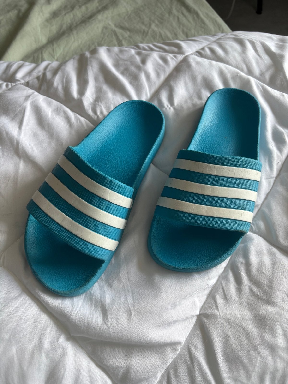 Adidas Adilette aqua slippers solar blue/white mt 40 2/3, Slippers, Blauw, Ophalen of Verzenden, Gedragen