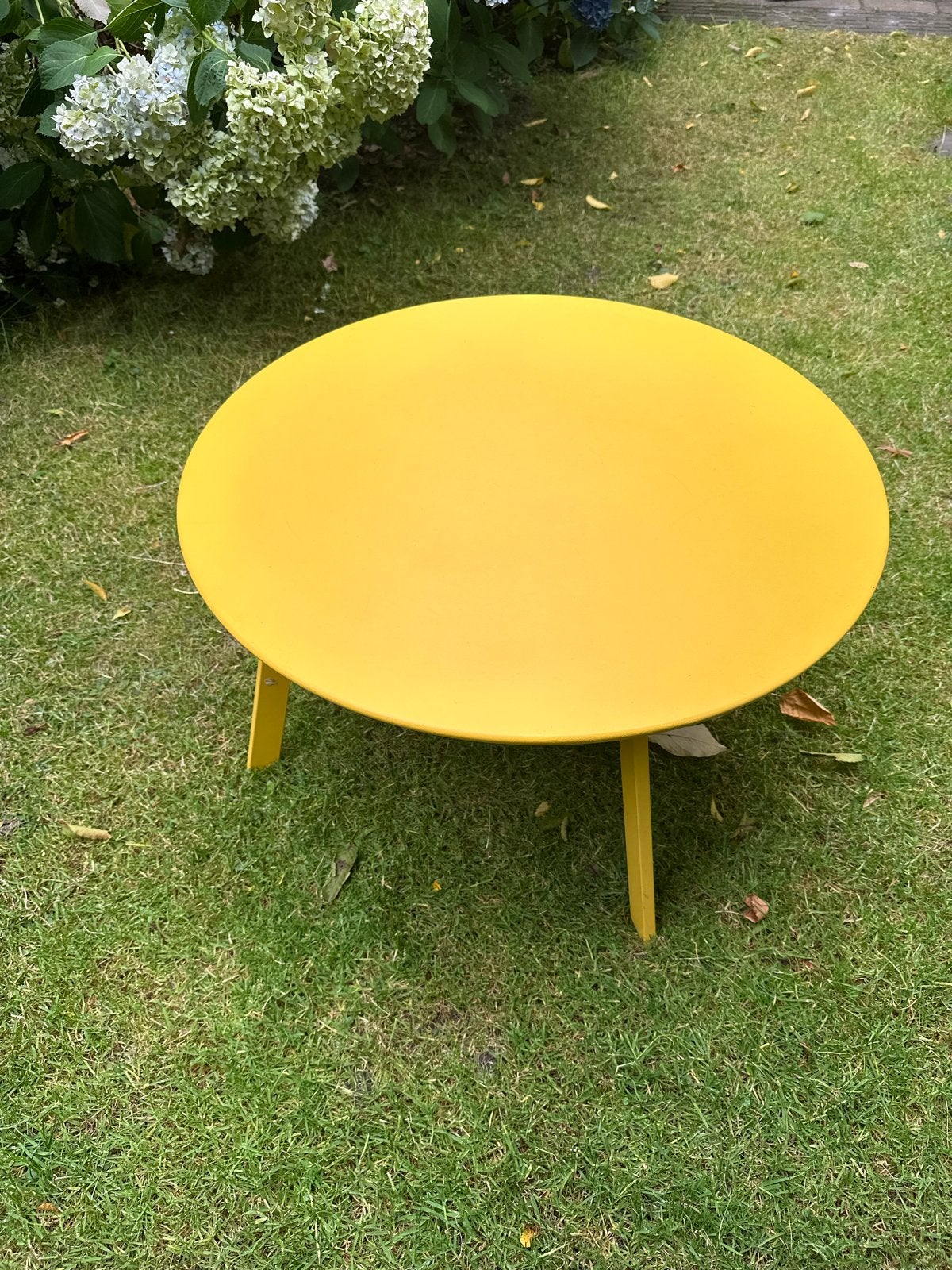 Geel metalen tuintafeltje - Ø 70 cm, 40 cm hoog, Ophalen of Verzenden, Gebruikt, Rond, Metaal