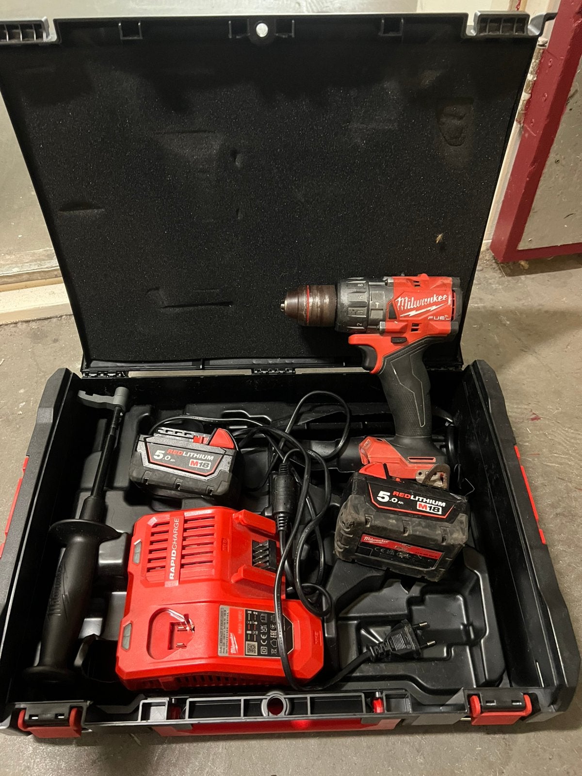Milwaukee body 2 accus en lader, Ophalen of Verzenden, Zo goed als nieuw, Boormachine