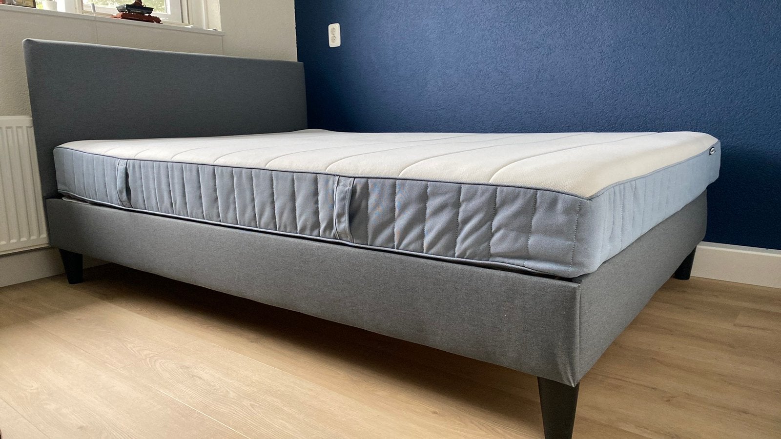 Sabovik ikea bed grijs 140/200, Huis en Inrichting, Ophalen, Tweepersoons, 140 cm, Zo goed als nieuw