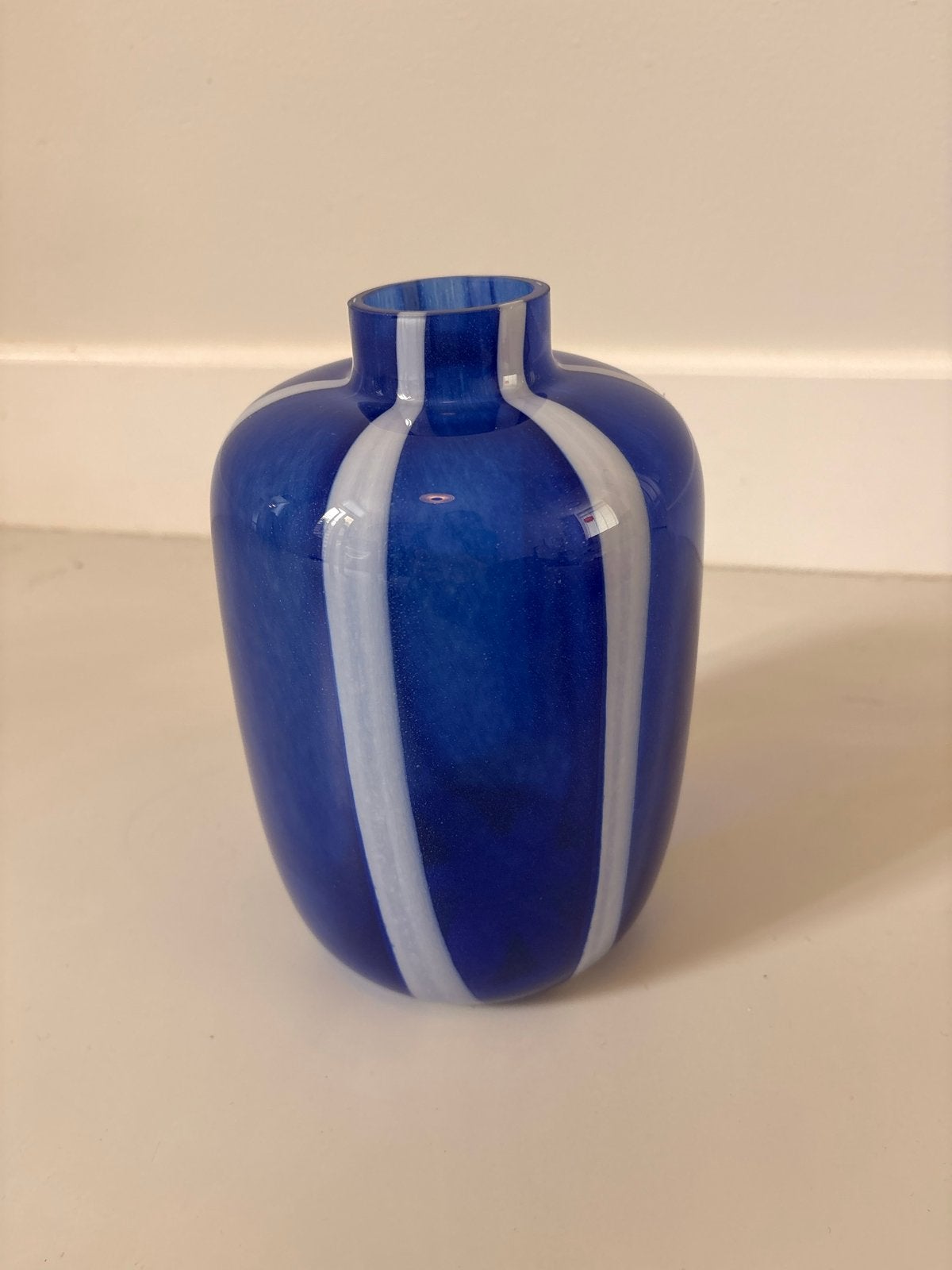 Glazen vaas blauw met witte strepen | HAY look-a-like, Ophalen of Verzenden, Met patroon/structuur, Blauw, Glas