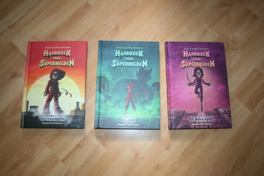 Handboek voor Superhelden - hardcover - 6 euro per stuk, Ophalen of Verzenden, Zo goed als nieuw, Fictie algemeen