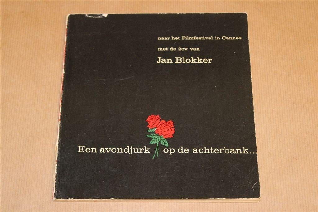 Een avondjurk op de achterbank - Jan Blokker - 1962, Ophalen of Verzenden, Gelezen