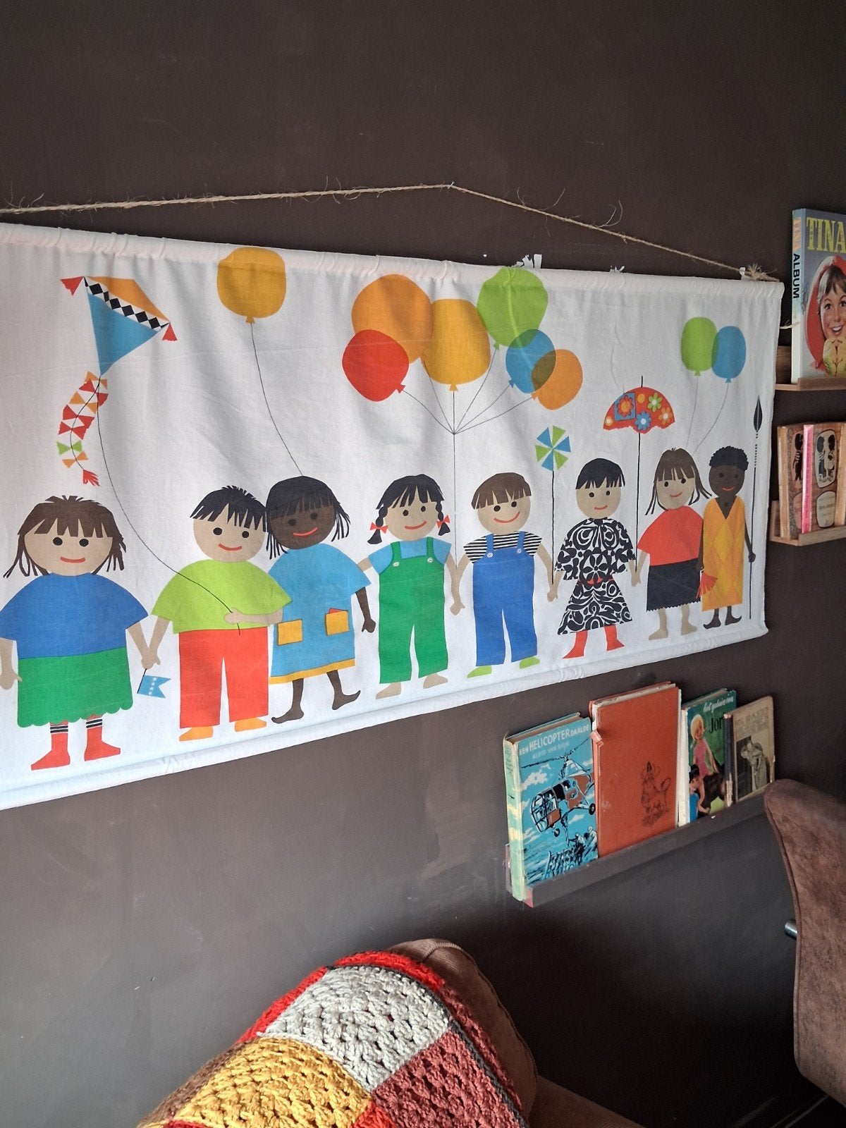 Vintage wandkleed 1977 - Kinderen uit verschillende culturen, Ophalen, Vintage, Gebruikt, Meerkleurig