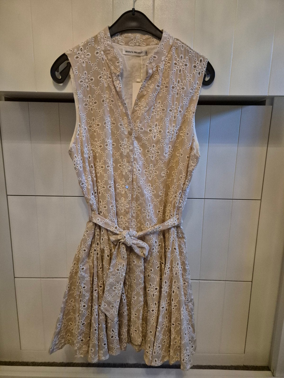 Mooi beige brodie jurkje in maat M, Kleding | Dames, Jurken, Beige, Nieuw, Bisou's Project, Boven de knie