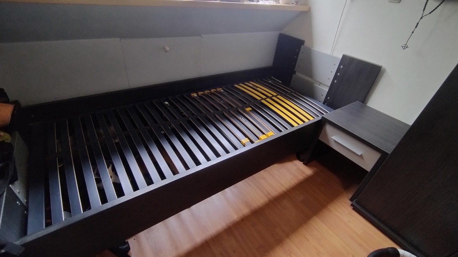 Eenpersoonsbed met lattenbodem en nachtkastje, Ophalen, Gebruikt, 90 cm, Eenpersoons