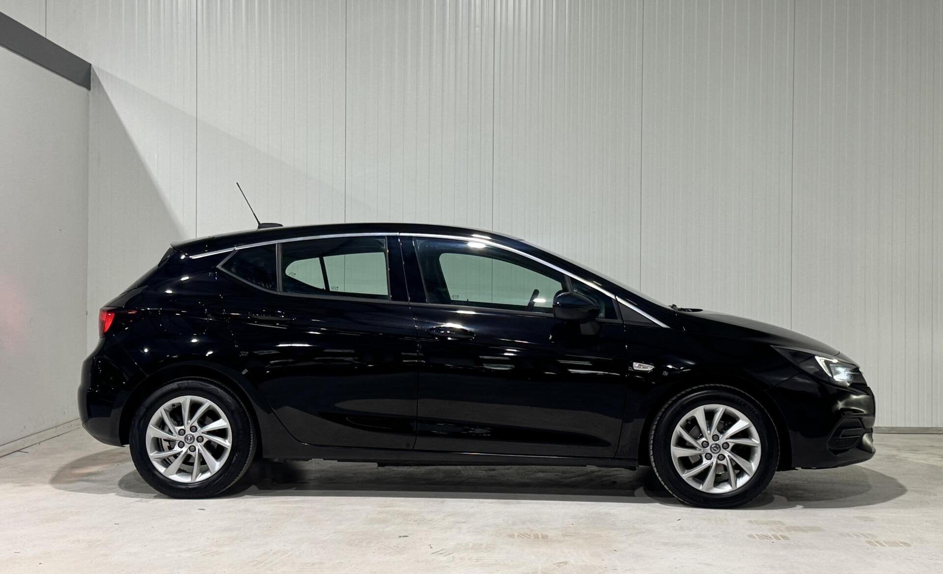 Opel Astra Business Elegance|KEYLESS|CARPLAY|LANE ASSIST, Auto's, Voorwielaandrijving, Gebruikt, Zwart, 4 cilinders