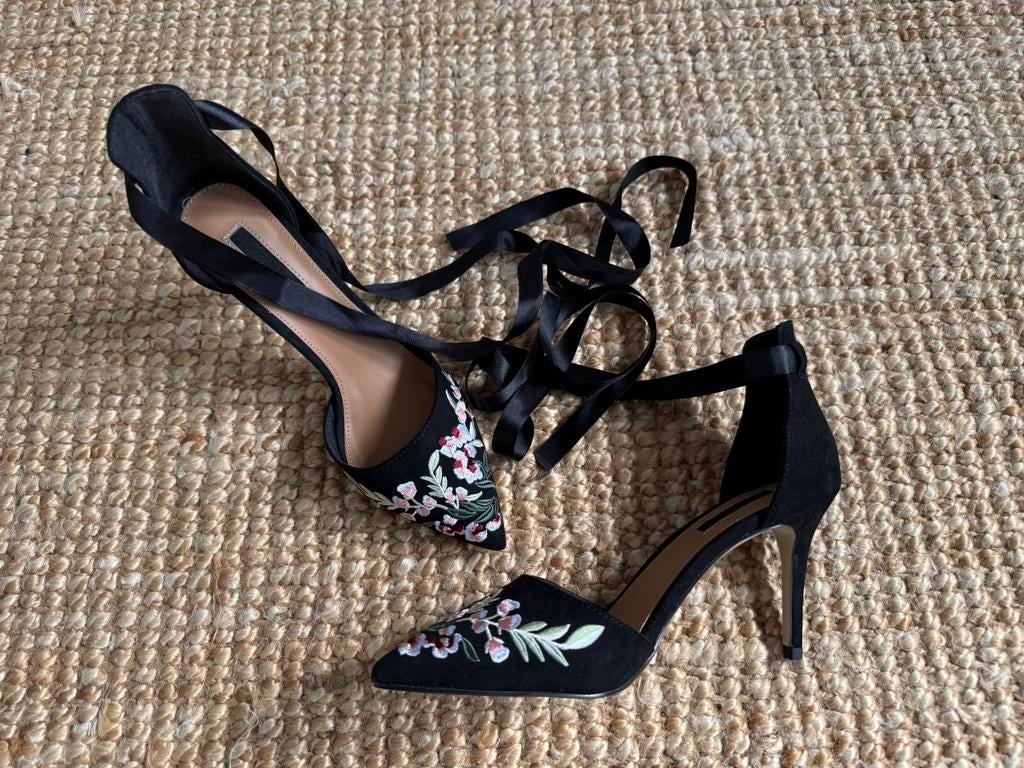 Geweldige pumps met bloemen (39) en enkellinten, Pumps, Zwart, Nieuw, Ophalen of Verzenden