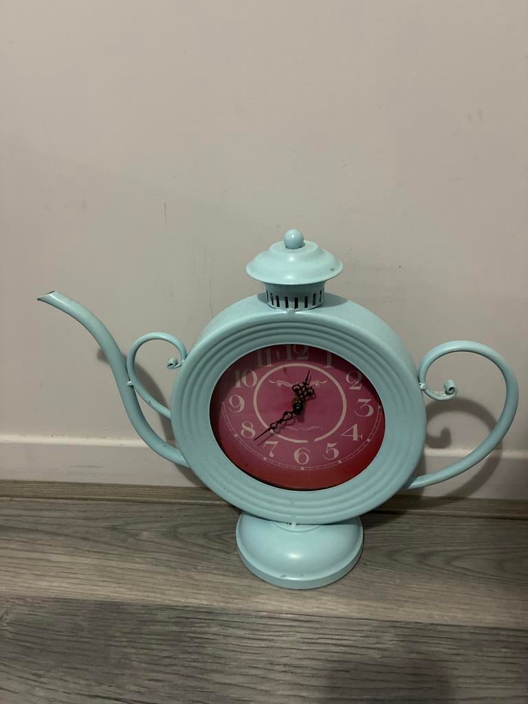 Tafelklok theepot lichtblauw, Ophalen of Verzenden, Gebruikt