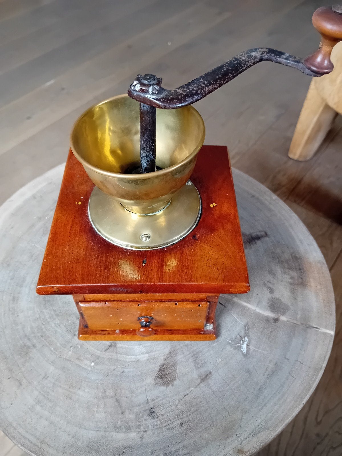 Antieke handmatige koffiemolen, Ophalen