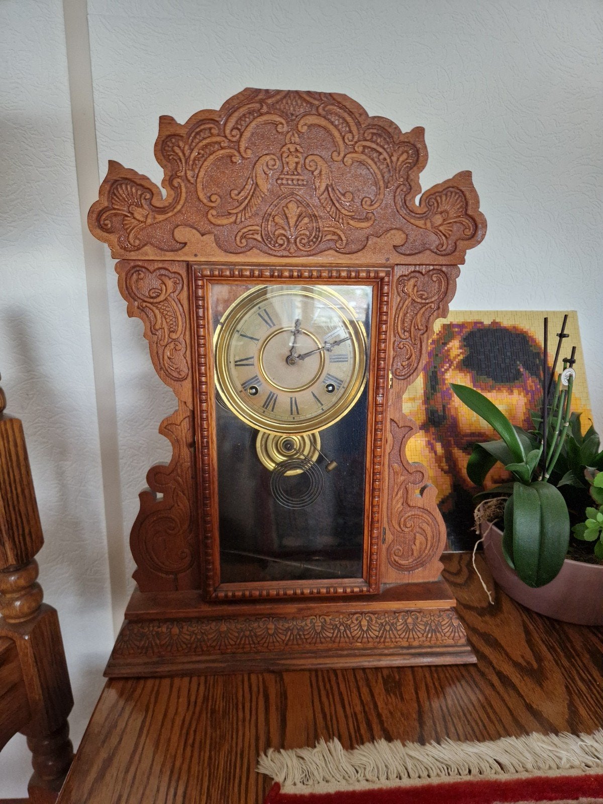 Antieke houten tafelklok met sierlijk houtsnijwerk, Antiek en Kunst, Ophalen