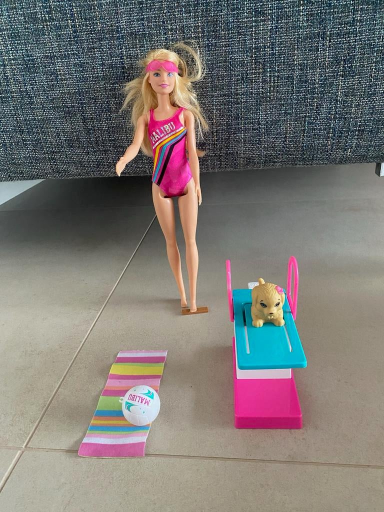 Barbie die kan zwemmen met hond en springplank, Ophalen of Verzenden, Gebruikt, Barbie