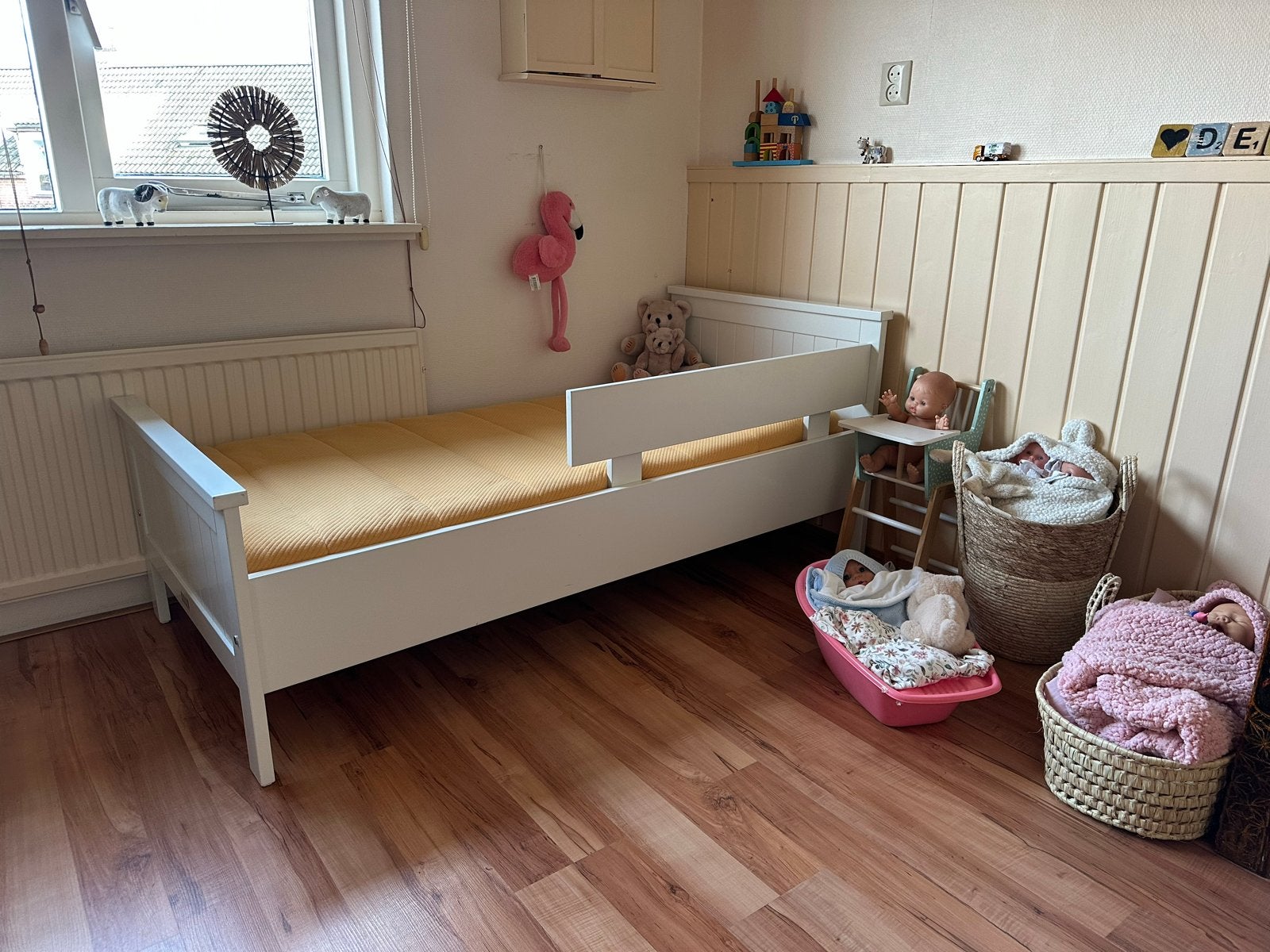 Wit peuterbedje met matras, dekbed en matrasbeschermers, Ophalen, Zo goed als nieuw, 140 tot 160 cm, 70 tot 85 cm