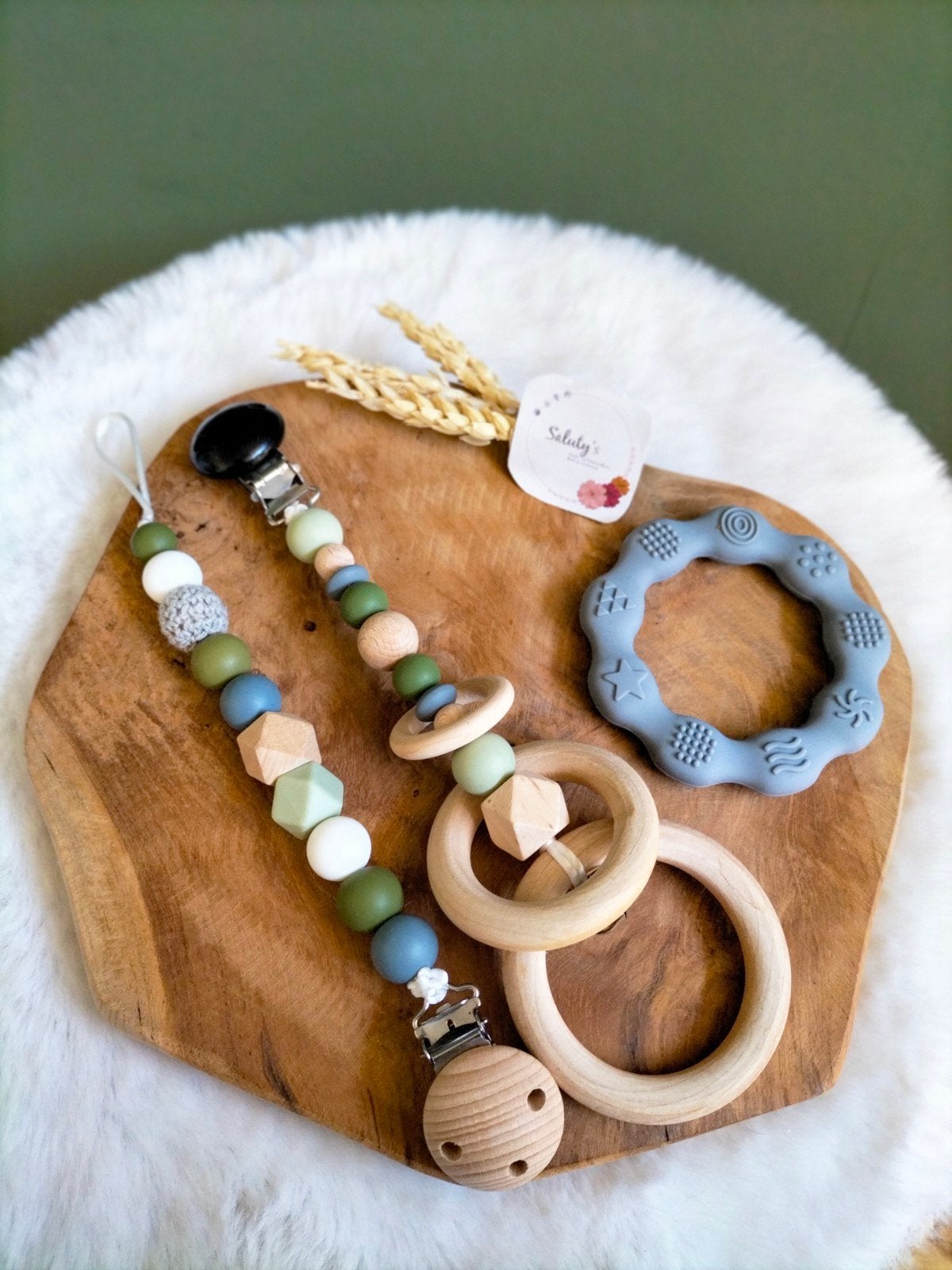 (Kraam)cadeau • Wagenhanger, Speenkoord en bijtring  💚, Kinderen en Baby's, Kraamcadeau, Nieuw, Ophalen of Verzenden, Saluty's kinder- en kraamcadeaus