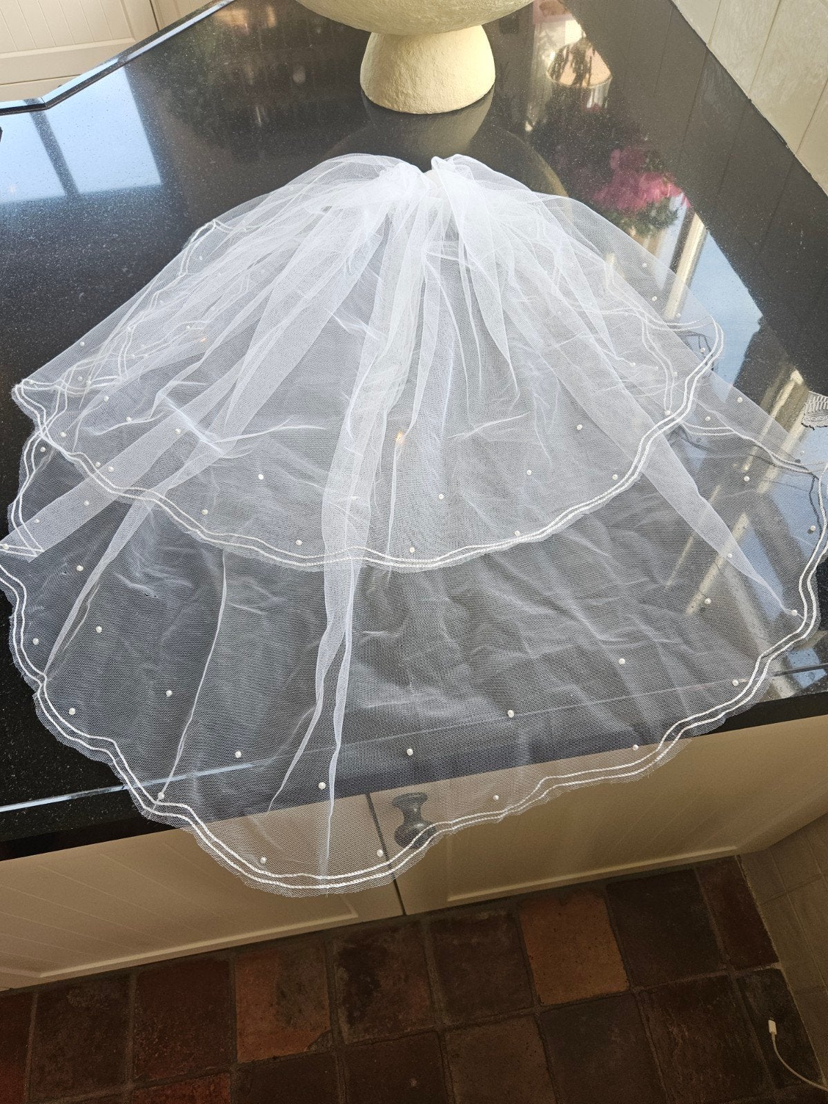 Witte Bruidssluier met Parelrand en Kam, Ophalen of Verzenden, Zo goed als nieuw, Wit, Accessoires