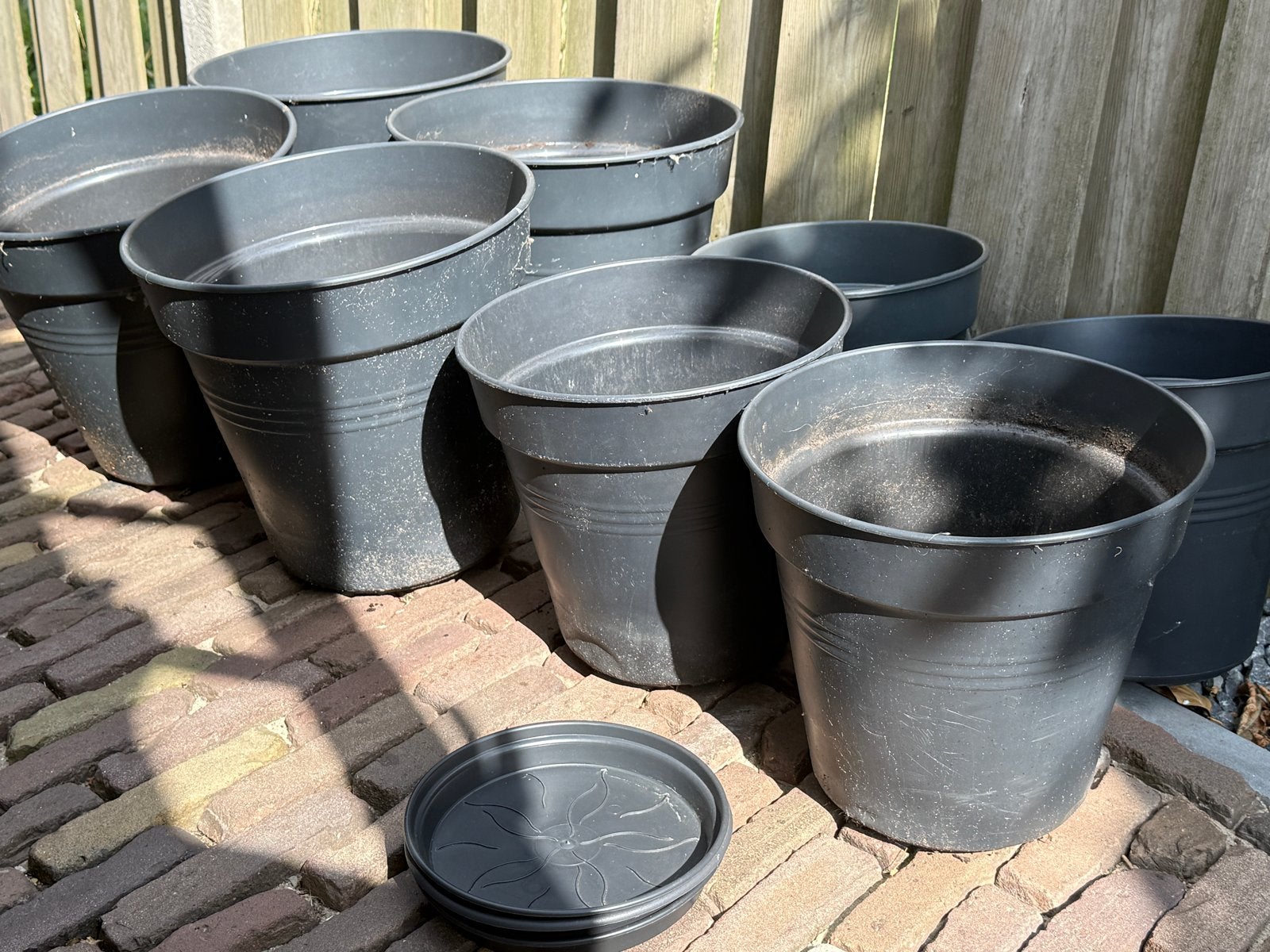 Set van 8 gebruikte Elho bloempotten met 3 schotels, Kunststof, Gebruikt, Minder dan 60 cm, Rond
